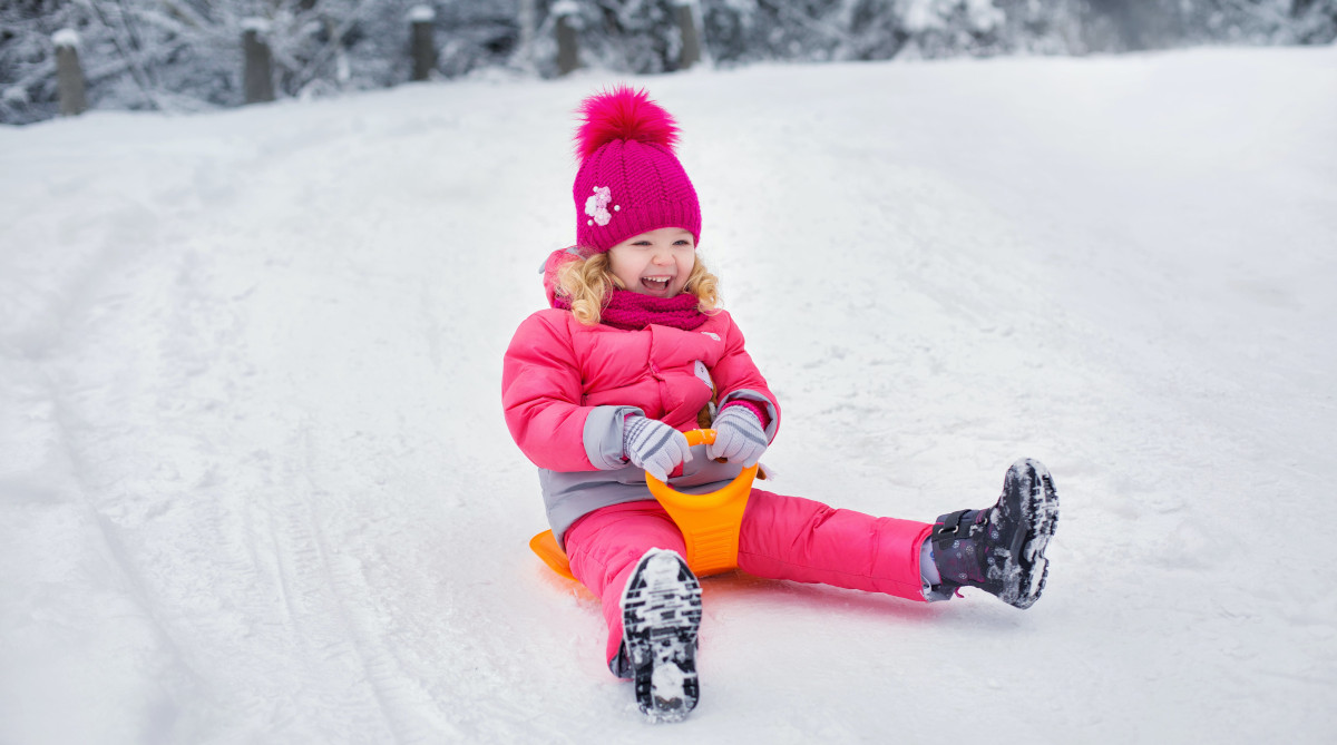 zabawy na śniegu dla dzieci - zjeżdżanie z górki