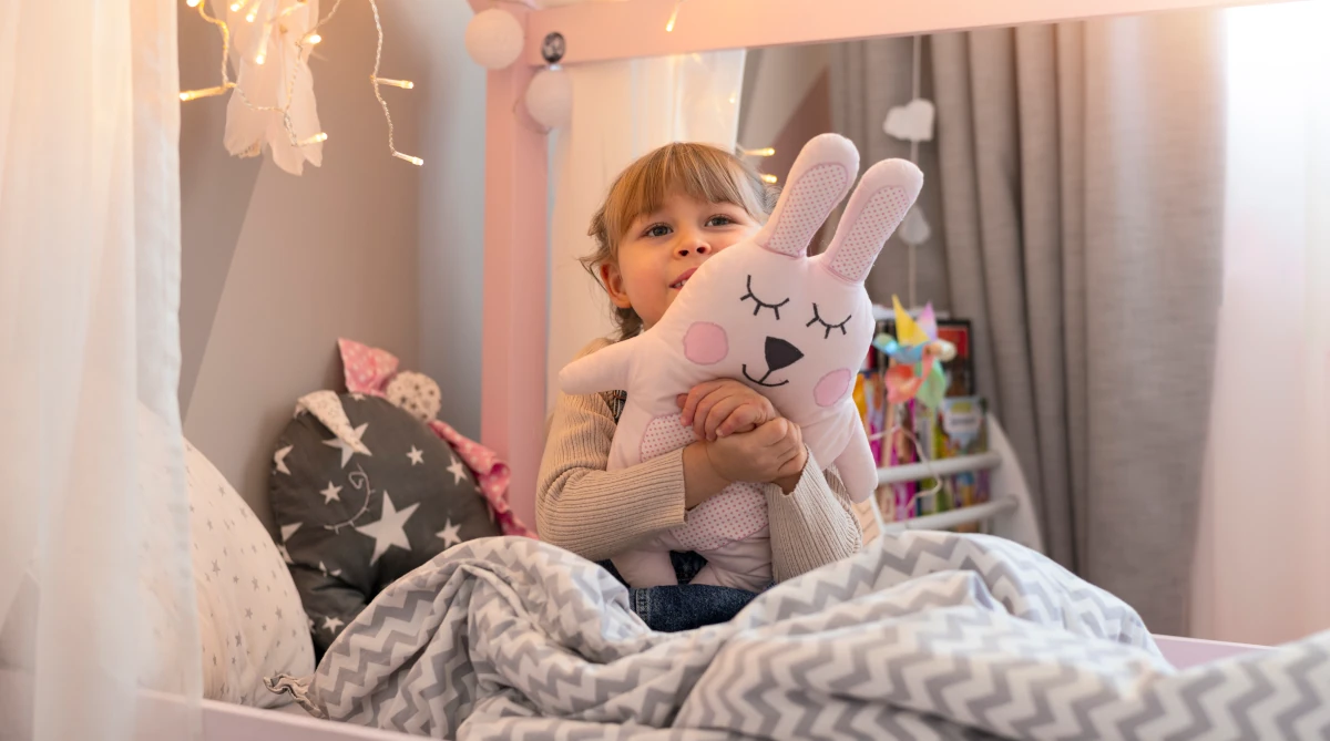 drewniane łóżko domek - najlepszy mebel do aranżacji pokoju dziecka