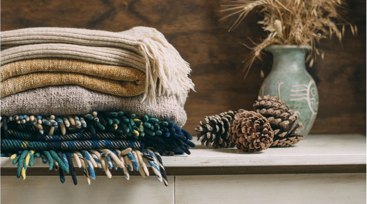 dekoracje jesienne do domu - narzuty na łóżko