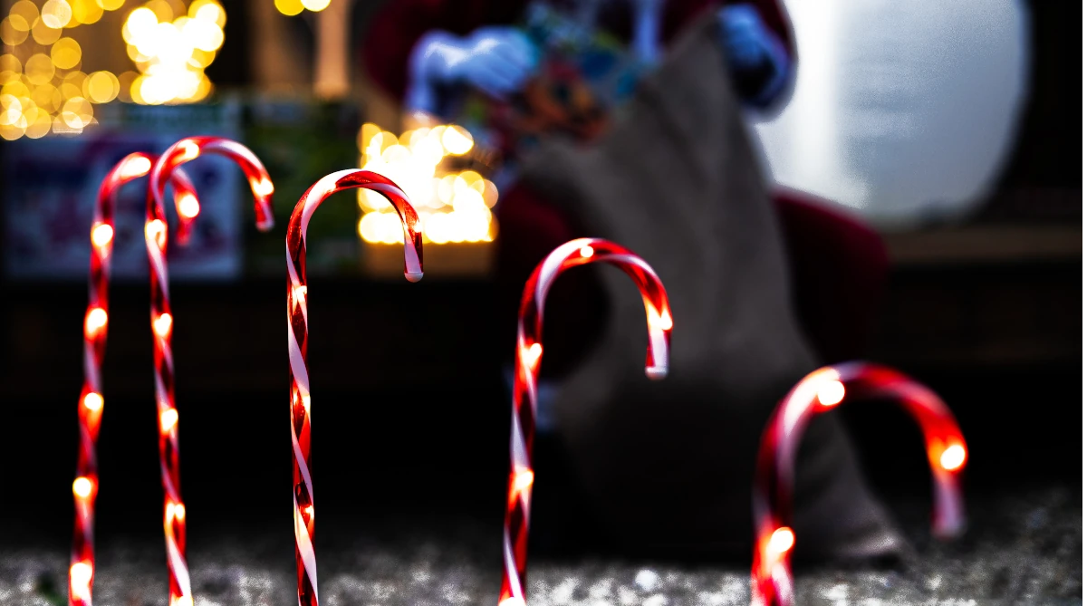 ozdoby led do ogrodu - świecące laski cukrowe