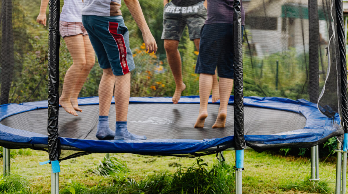 trampoliny ogrodowe z siatką zewnętrzną