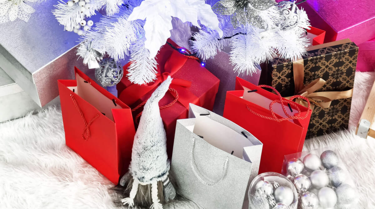 Pomysły na upominki świąteczne i jak zapakować prezent - co będzie trendy w tym roku?