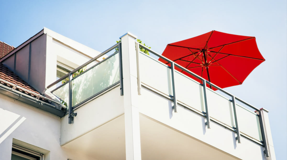 Parasol na balkon w bloku - mocowany do barierki czy wolnostojący. Jaki wybrać?