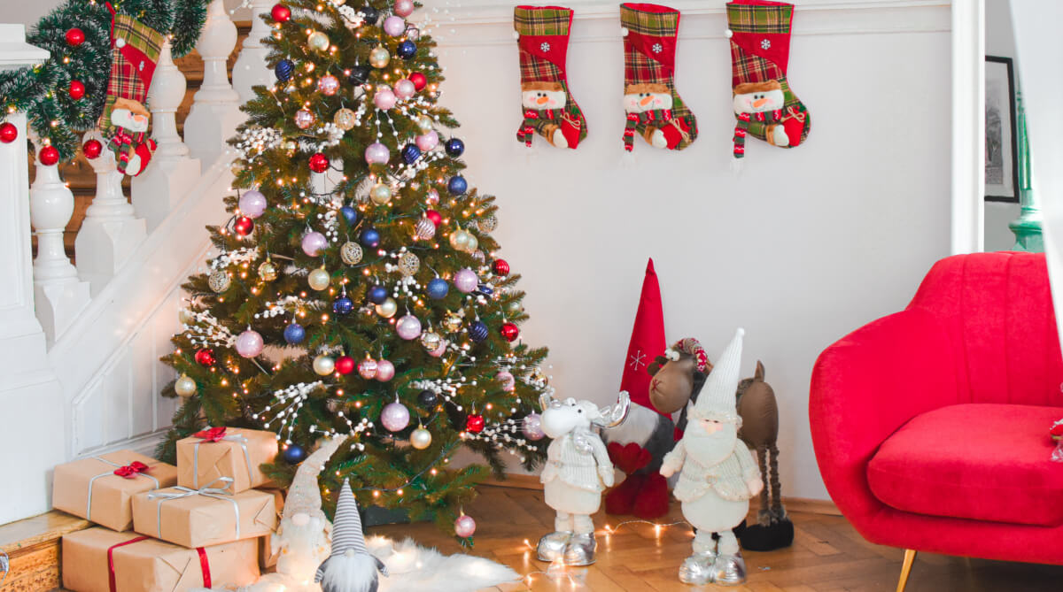 Modne dekoracje na choinkę, czyli jak ubrać drzewko świąteczne w 2022 roku