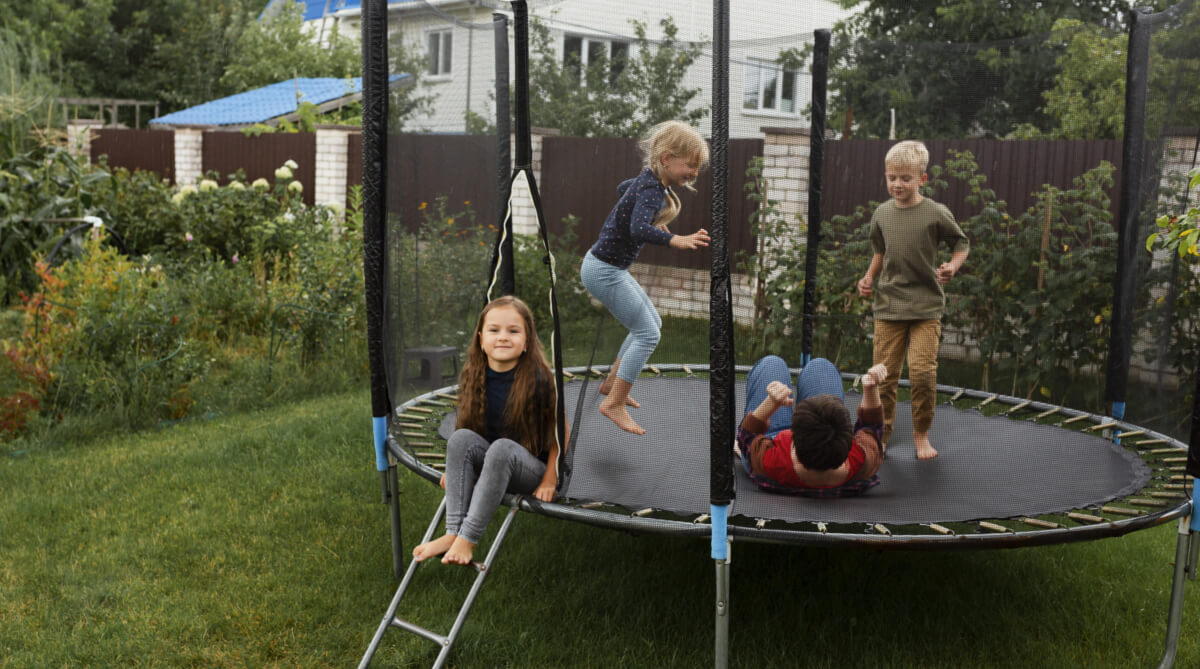 Bezpieczna zabawa na trampolinie - jaką trampolinę wybrać i jak z niej korzystać?