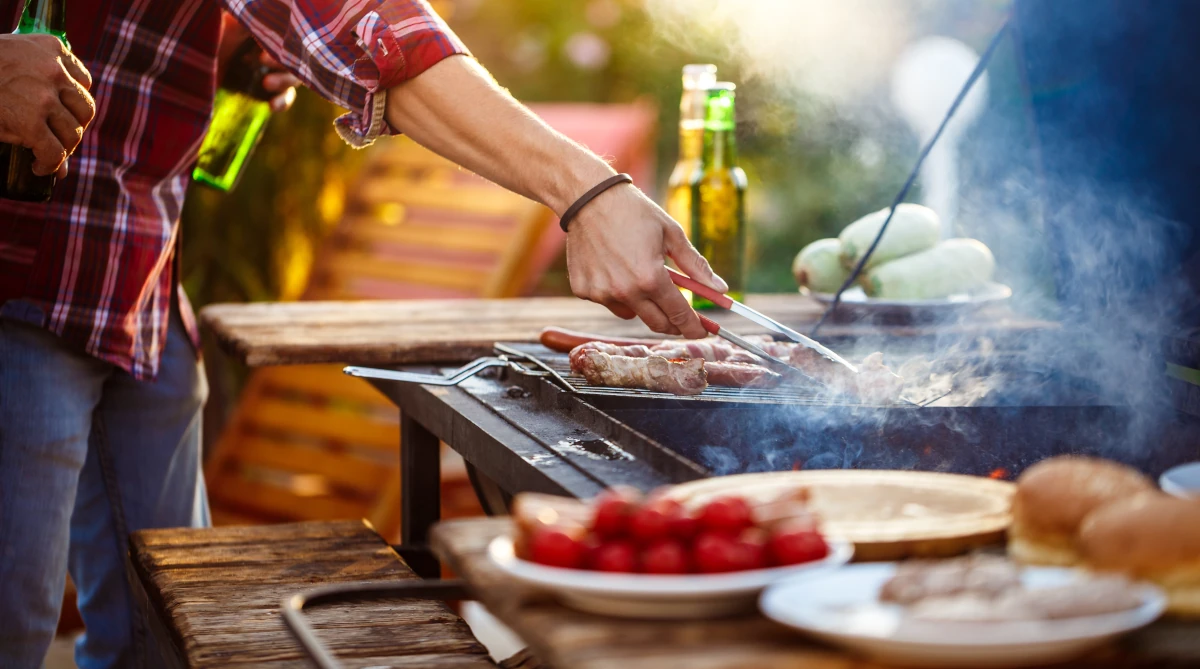 Grillowanie w ogrodzie ze znajomymi - przewodnik po udanej imprezie majówkowej na świeżym powietrzu