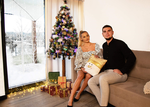 Choinka sztuczna na pniu 180 cm sosna diamentowa ośnieżona, świąteczne drzewko