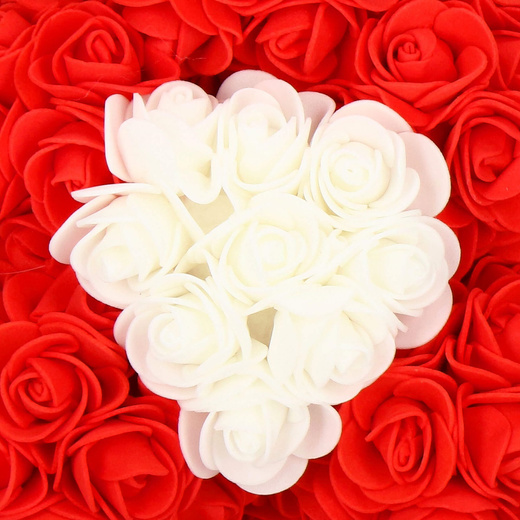 Miś z płatków róż czerwony z białym sercem 22 cm rose bear z opakowaniem