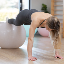 Piłka 65 cm do ćwiczeń pilates, rehabilitacyjnych, stretchingu z pompką, beżowa