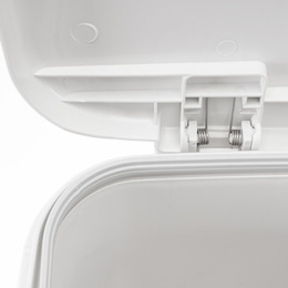 Kosz na śmieci, trzykomorowy 42 l do segregacji odpadów, na kółkach, biały