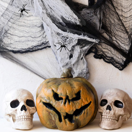 Dekoracja na Halloween pajęczyna z 2 pająkami 20g ozdoba sieć pajęcza 1,9 m