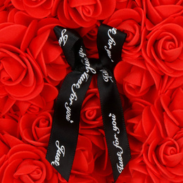 Miś z płatków róż czerwony 22 cm rose bear z kokardką i lampkami LED biały ciepły