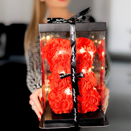 Miś z płatków róż czerwony 22 cm rose bear z kokardką i lampkami LED biały ciepły