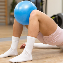 Piłka do pilatesu i rehabilitacji 22 cm z pompką gimnastyczna do ćwiczeń niebieska