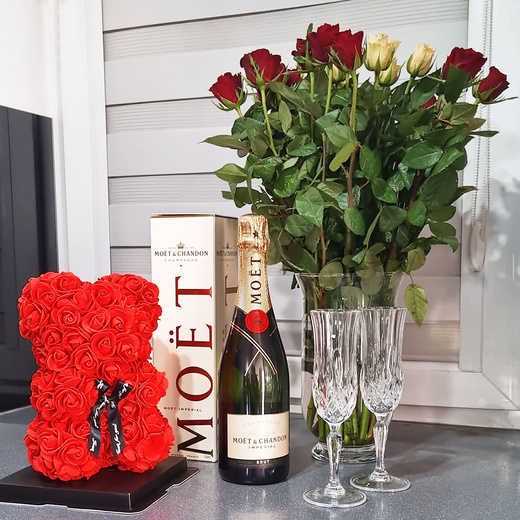 Miś z płatków róż czerwony 22 cm rose bear z kokardką i lampkami LED biały zimny