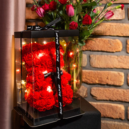 Miś z płatków róż czerwony 22 cm rose bear z kokardką i lampkami LED biały ciepły