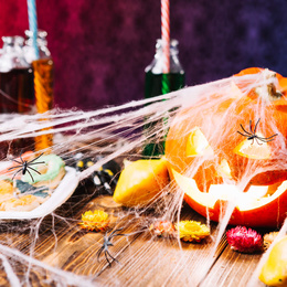 Dekoracja na Halloween pajęczyna z 2 pająkami 20g ozdoba sieć pajęcza 1,9 m