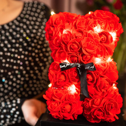 Miś z płatków róż czerwony 22 cm rose bear z kokardką i lampkami LED biały ciepły