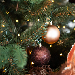 Choinka sztuczna 220 cm Premium Royal Trees świerk syberyjski z drewnianym stojakiem