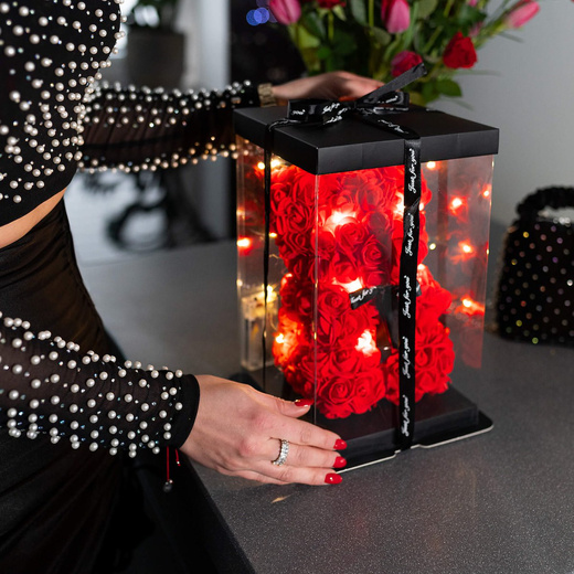 Miś z płatków róż czerwony 22 cm rose bear z kokardką i lampkami LED biały ciepły