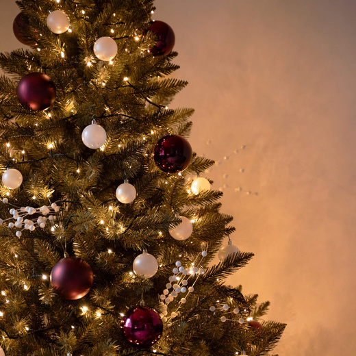 Choinka sztuczna 220 cm Premium Royal Trees świerk kaukaski z drewnianym stojakiem