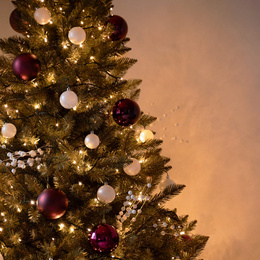 Choinka sztuczna 220 cm Premium Royal Trees świerk kaukaski z drewnianym stojakiem