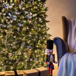 Choinka sztuczna 180 cm premium Royal Trees sosna diamentowa ośnieżona z szyszkami