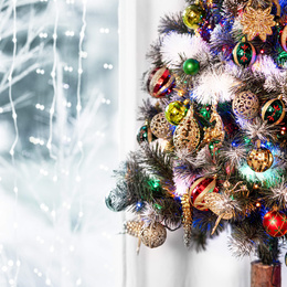 Choinka na pniu 220 cm sztuczna sosna diamentowa ośnieżona premium ze stojakiem i jutą