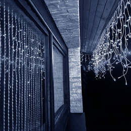 Kurtyna świetlna 300 led girlanda, lampki wewnętrzno-zewnętrzne sople zimny biały