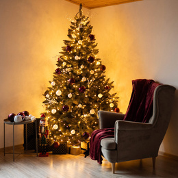 Choinka sztuczna 180 cm Premium Royal Trees świerk kaukaski z drewnianym stojakiem