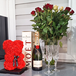 Miś z płatków róż czerwony 22 cm rose bear z kokardką i lampkami LED biały zimny