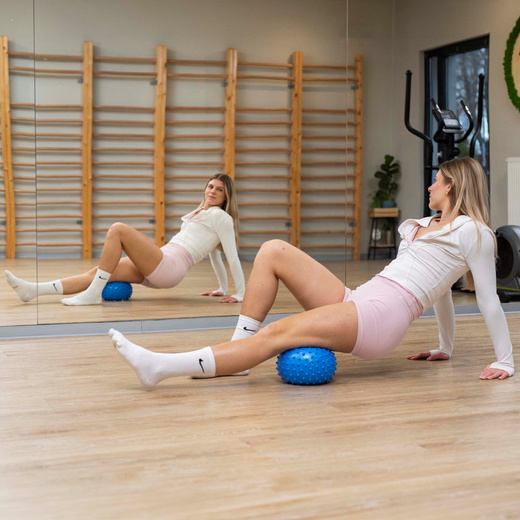 Piłka z kolcami do rehabilitacji 20 cm sensoryczna do masażu jeżyk z wypustkami niebieska