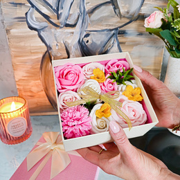 Pudełko 15 szt. kwiatów mydlanych Flower box