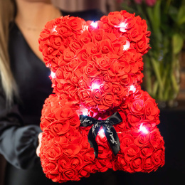 Miś z płatków róż czerwony 22 cm rose bear z kokardką i lampkami LED biały zimny