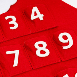 Kalendarz adwentowy, wiszący z 24 okienkami filcowy choinka z mikołajem czerwony