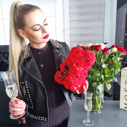 Miś z płatków róż czerwony 22 cm rose bear z kokardką i lampkami LED biały zimny