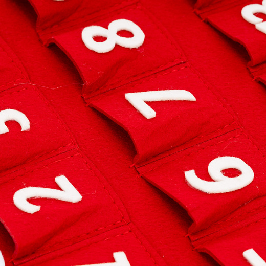 Kalendarz adwentowy, wiszący z 24 okienkami filcowy choinka z mikołajem czerwony