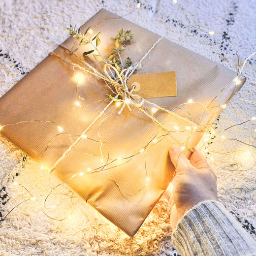 Gwiazda świąteczna papierowa biała i lampki choinkowe led ciepły biały