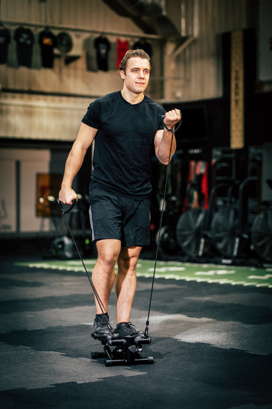 Stepper prosty do ćwiczeń z linkami i licznikiem, trening cardio, fitness czarny