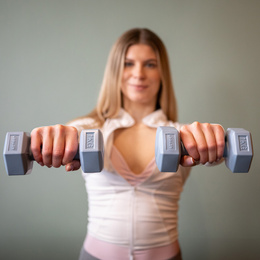 Ciężarki 2x1kg hexagonalne do ćwiczeń fitness hantle zestaw 2 szt. jasno niebieskie