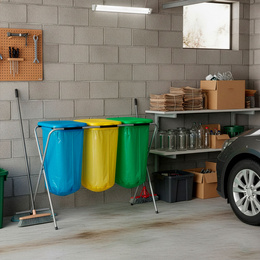 Stelaż na trzy worki do segregacji odpadów, stojak z pokrywami na śmieci