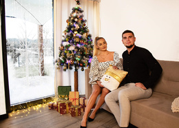 Choinka sztuczna na pniu 180 cm sosna diamentowa ośnieżona, świąteczne drzewko