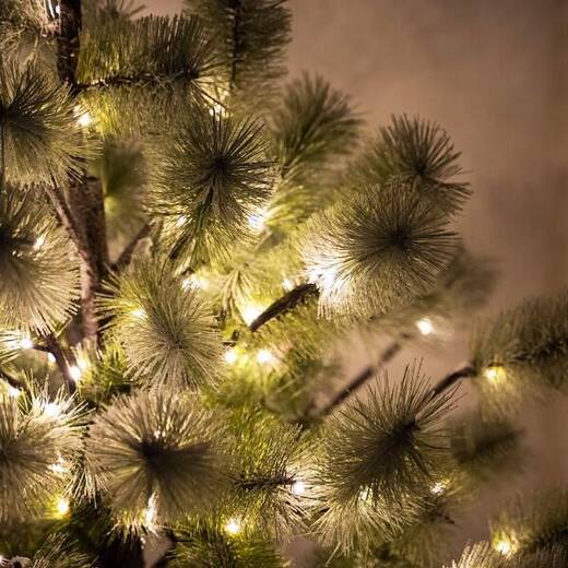 Choinka sztuczna na pniu z oświetleniem 128 LED drzewko świąteczne 150 cm ośnieżone 