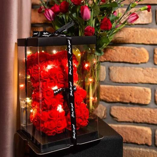 Miś z płatków róż czerwony 25 cm rose bear z kokardką i lampkami LED biały ciepły