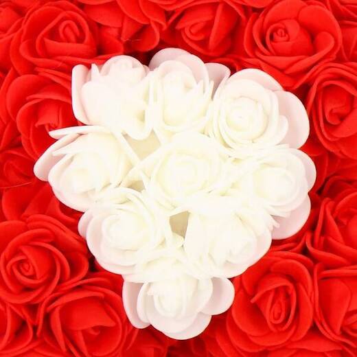 Miś z płatków róż czerwony z sercem, 25 cm rose bear z lampkami LED biały zimny