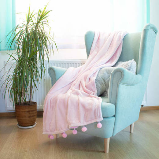Narzuta na łóżko z pomponami, pled 200x220 cm dwustronny koc na kanapę różowy