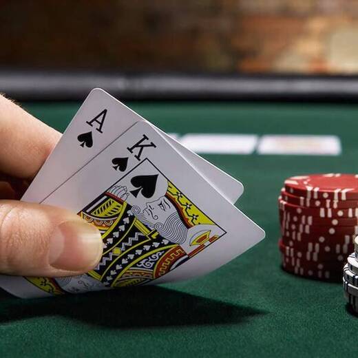 Zestaw do pokera 300 żetonów karty mata kostki do gry walizka