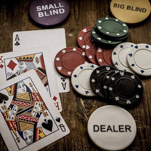 Zestaw do pokera 300 żetonów karty mata kostki do gry walizka