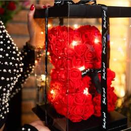 Miś z płatków róż zestaw prezentowy czerwony 40 cm z lampkami led biały ciepły 